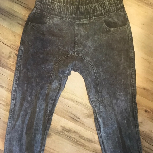 Faded jeans gather at the waste & at the ankles. - Picture 1 of 6